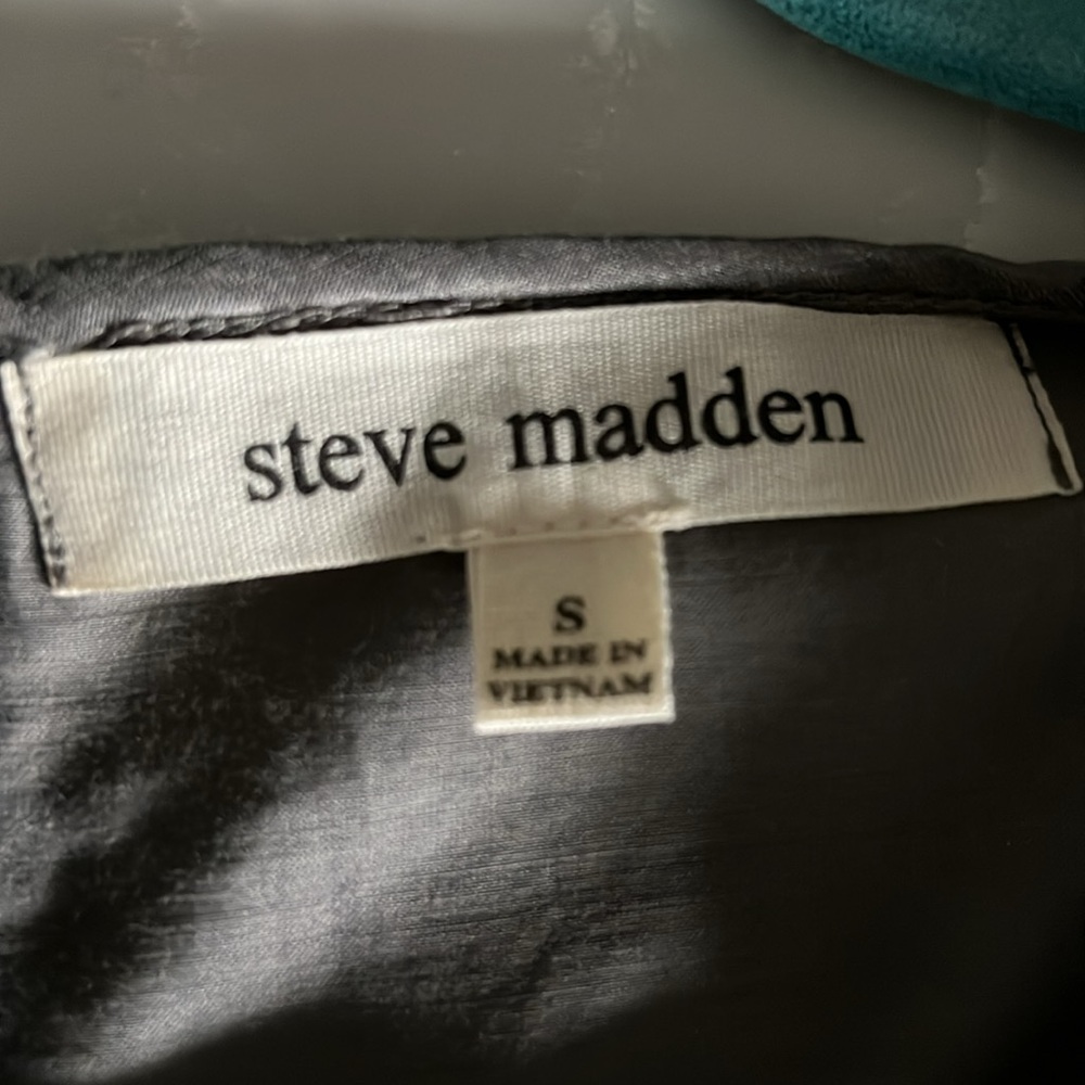 Steve Madden short sleeve gray blouse with decorative button up back. - Picture 4 of 7